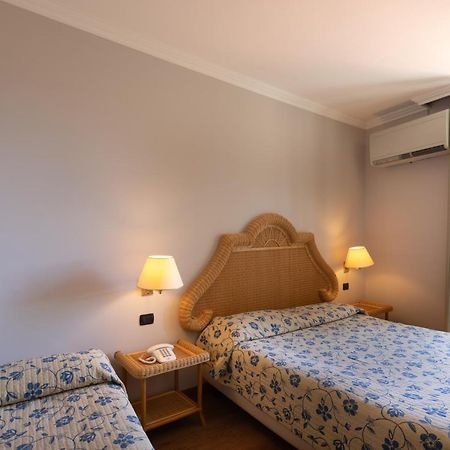 Hotel Dei Tigli Angera Buitenkant foto