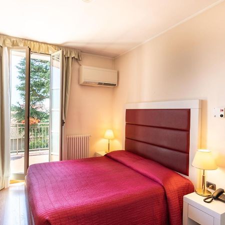 Hotel Dei Tigli Angera Buitenkant foto