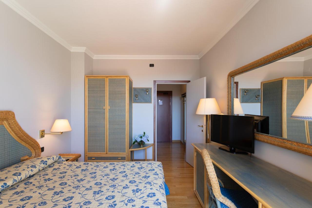 Hotel Dei Tigli Angera Buitenkant foto