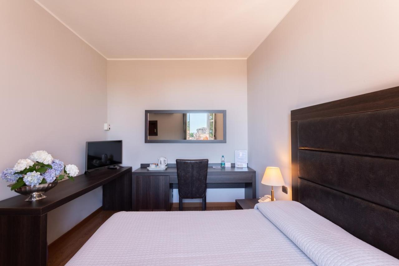 Hotel Dei Tigli Angera Buitenkant foto