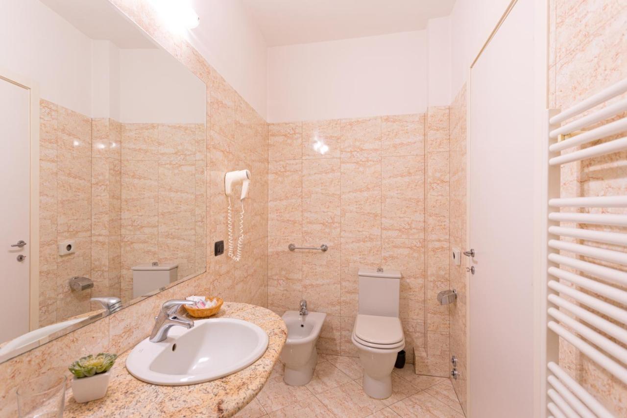 Hotel Dei Tigli Angera Buitenkant foto