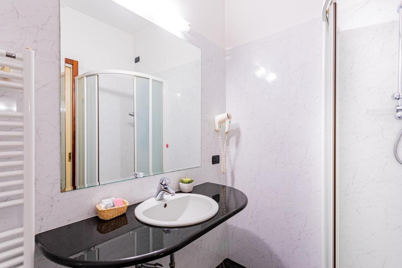 Hotel Dei Tigli Angera Buitenkant foto
