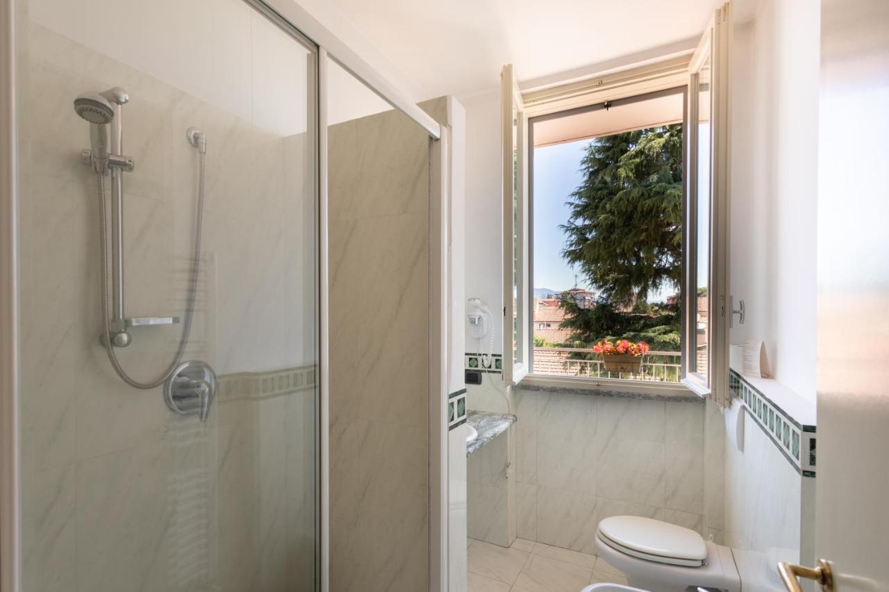 Hotel Dei Tigli Angera Buitenkant foto