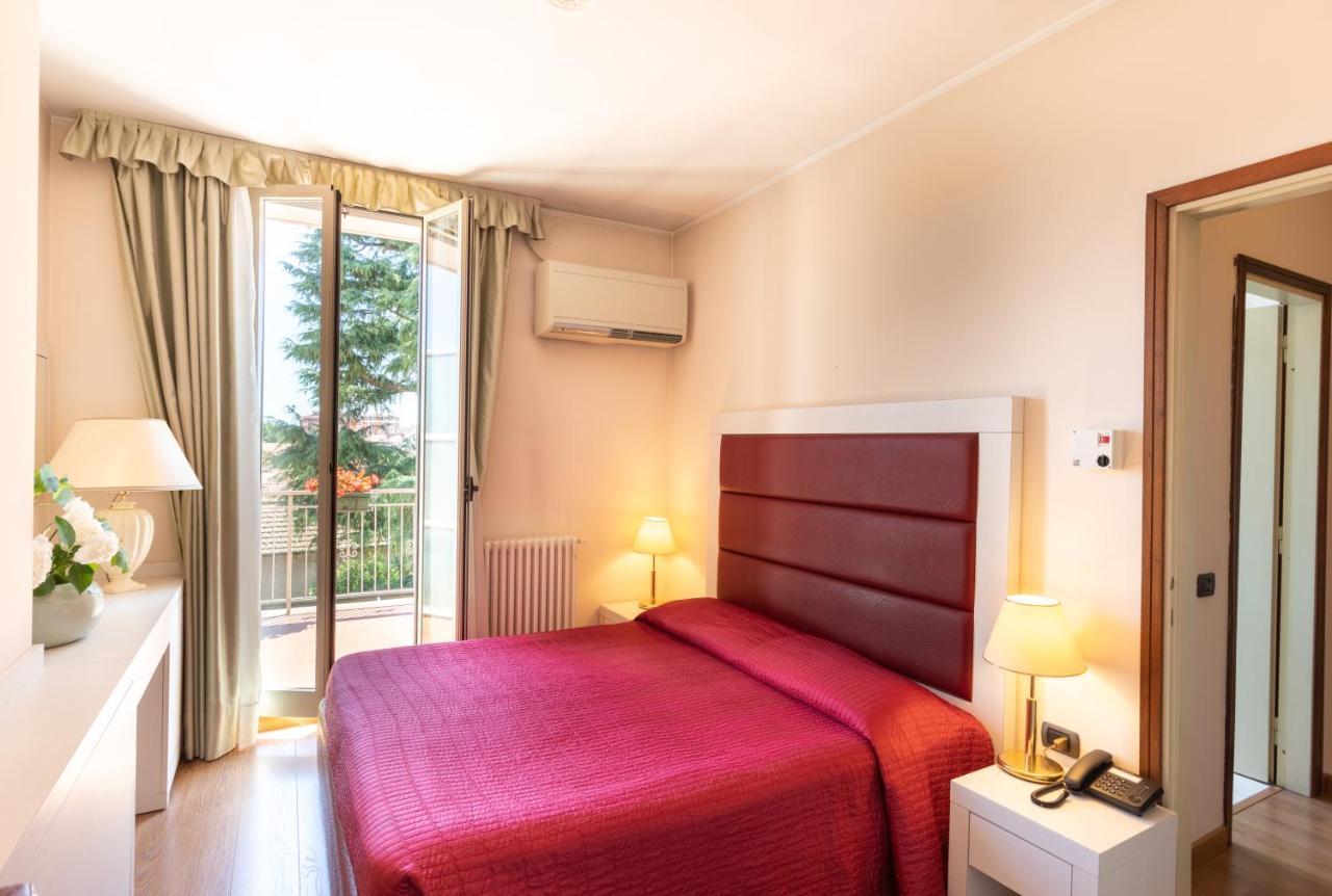 Hotel Dei Tigli Angera Buitenkant foto
