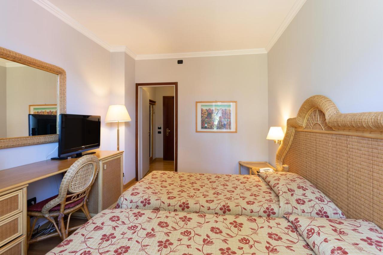 Hotel Dei Tigli Angera Buitenkant foto