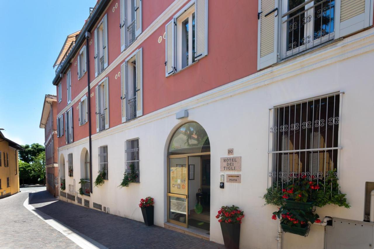 Hotel Dei Tigli Angera Buitenkant foto