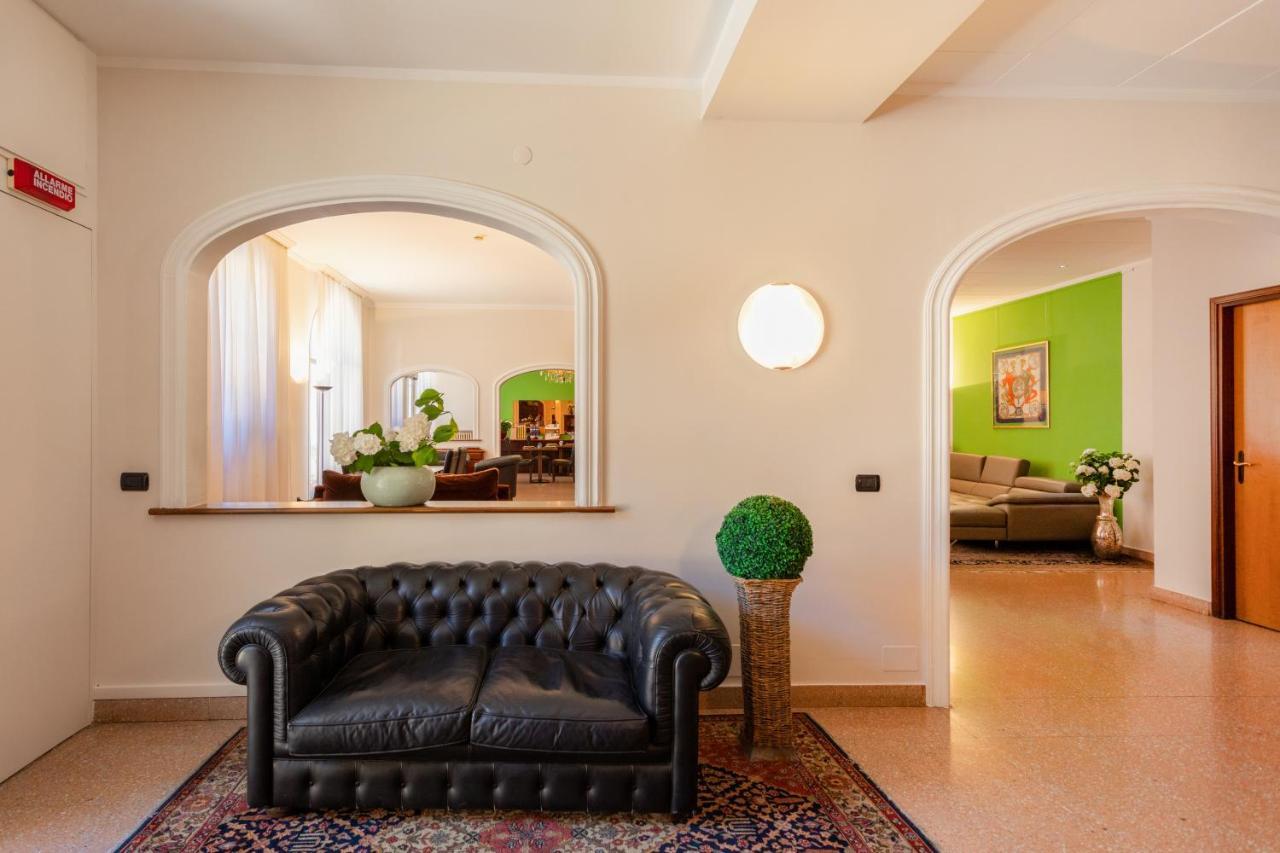 Hotel Dei Tigli Angera Buitenkant foto