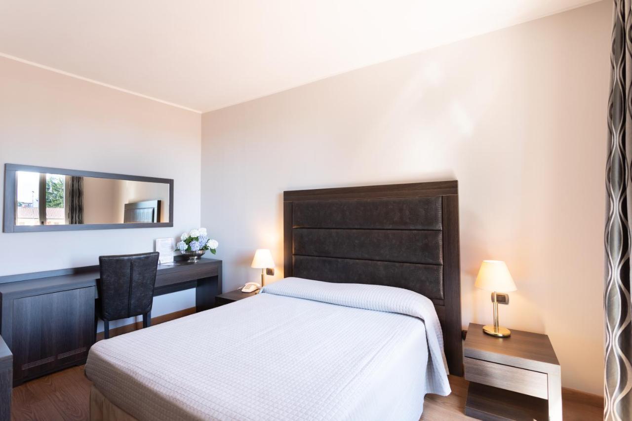 Hotel Dei Tigli Angera Buitenkant foto