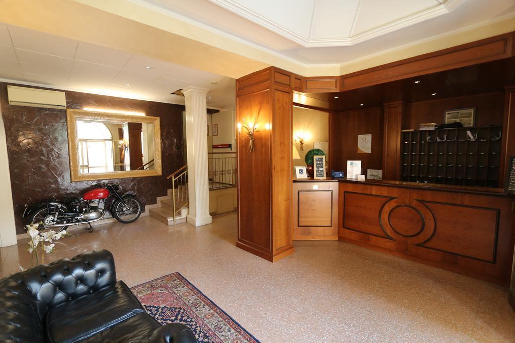 Hotel Dei Tigli Angera Buitenkant foto