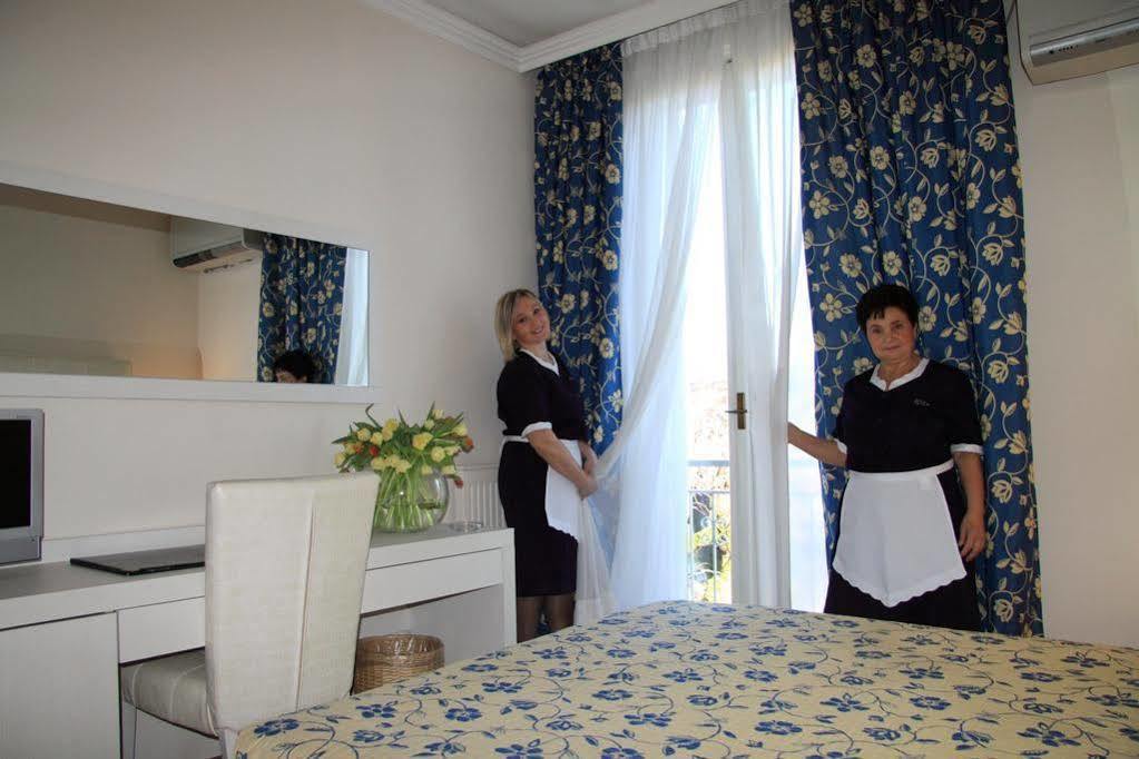 Hotel Dei Tigli Angera Buitenkant foto